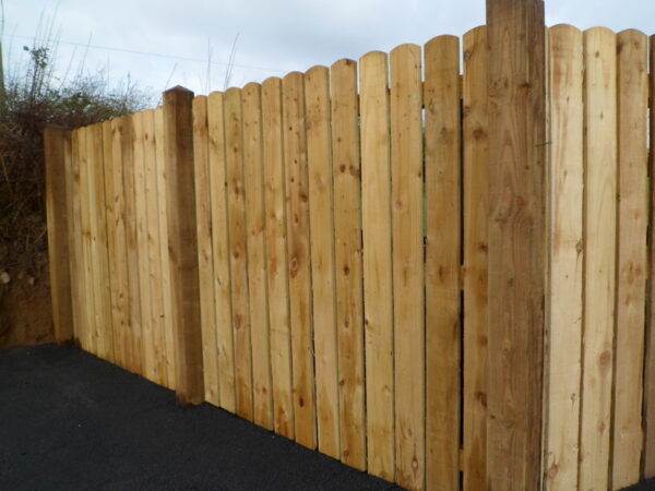 Roundtop Panel Fence using Diamond Top Posts