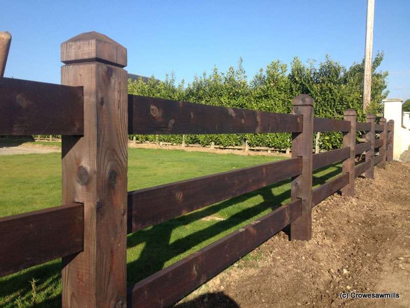 Mortice-Fence-using-Larch-Posts-with-Posthead